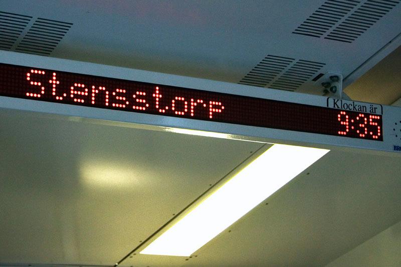 081110_8283.jpg - Se där ja, redan första stoppet. Trevligt! Men oj vad dåliga man är på att stava  på SJ.