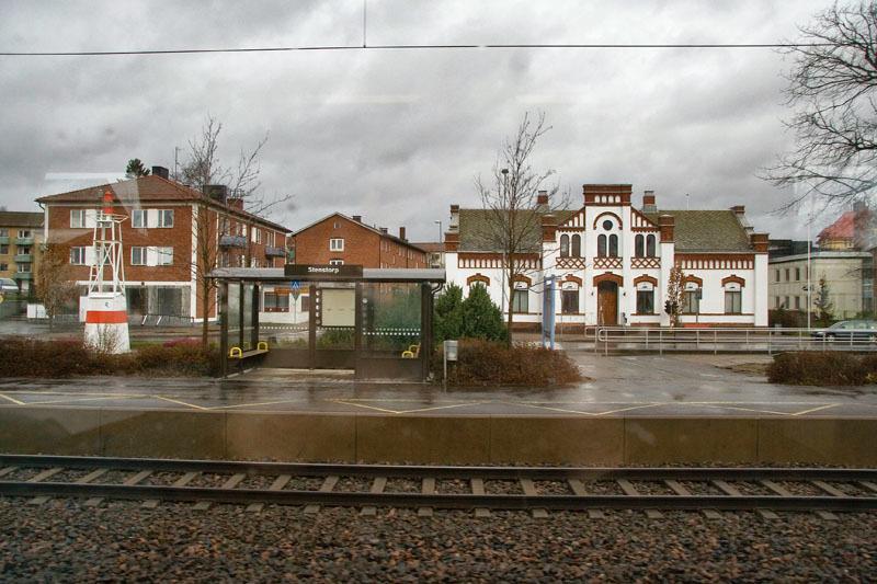 081110_8284.jpg - Under stoppet kan man studera den vackra bebyggelsen i Stenstorp.