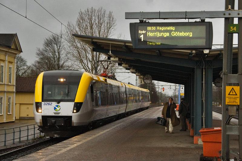 081110_8287.jpg - Strax kommer Reginatåget som ska föra mig vidare till Göteborg.