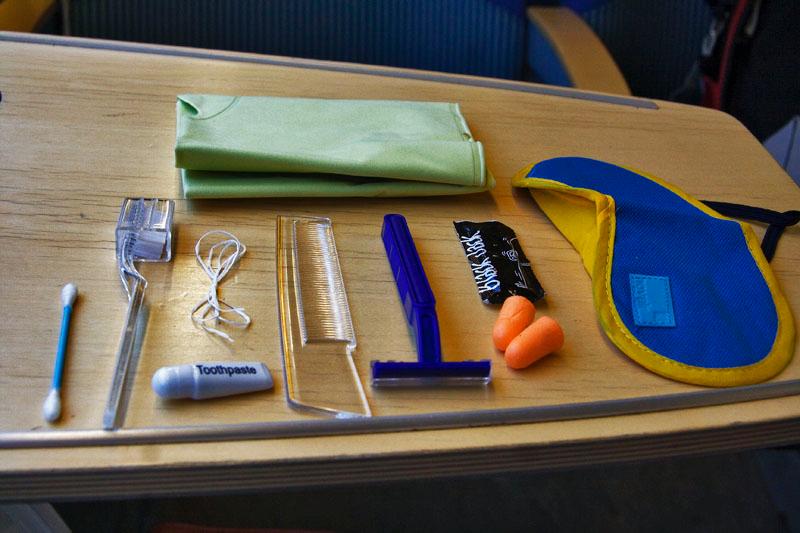 081110_8297.jpg - I min fina bruna portfölj fanns ett praktiskt överlevnadskit medpackat. Allt för en trygg resa.