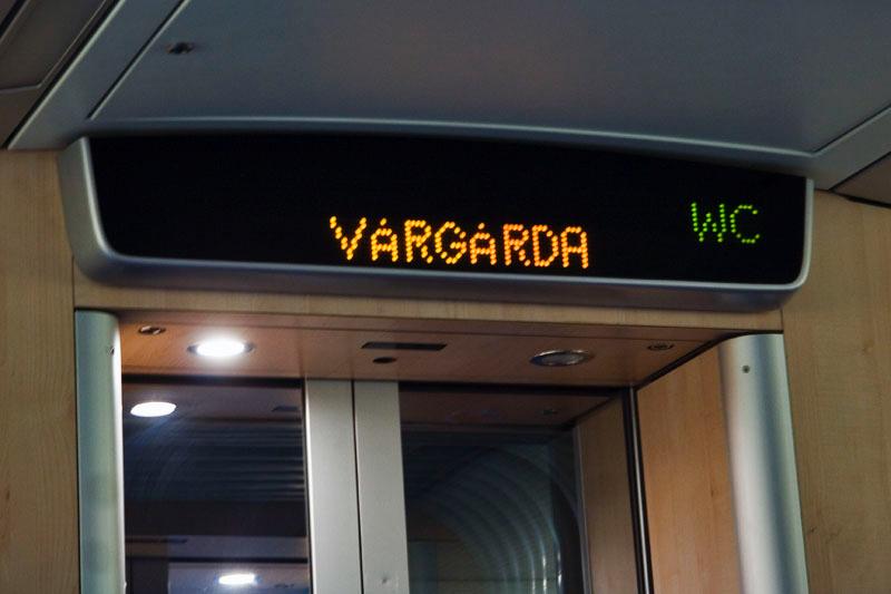 081110_8300.jpg - Även ett Reginatåg har sin infromativa display, och här såg jag inte ett stavfel.Dessutom får jag veta om det  är möjligt att kunna lätta på blåsans tryck eller om inrättningen för tillfället är indisponerad.