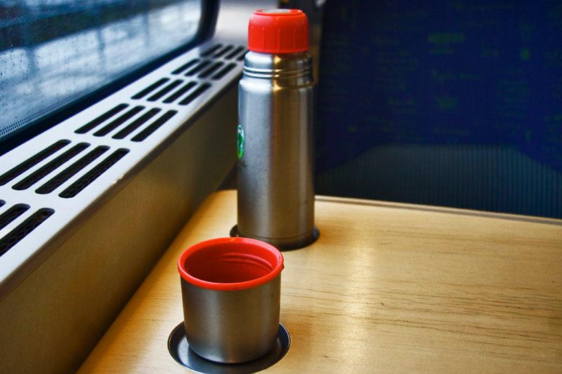 081110_8301.jpg - Bordet är praktiskt försett med små fördjupningar så att man tryggt kan ställa sin mugg eller termos utan att riskera att de i ett ouppmärksamt tillfälle kasar ner på golvet och kanske ställer till med stort obehag för såväl passagerare som tågpersonal.