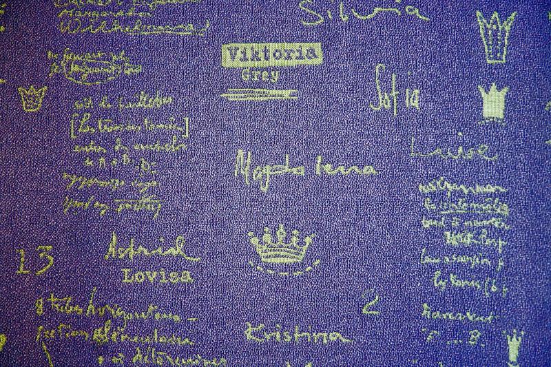 081110_8303.jpg - När man tröttnar att titta ut genom fönstret kan man studera alla drottningars namnteckningar på stolklädslarna. Spännande att fundera över vem som varit gift med vilken konung.