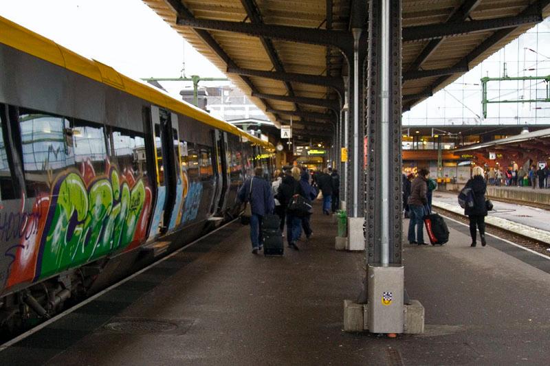 081110_8310.jpg - Nu har vi anlänt till den stora stora staden. Någon har klottrat på det fina tåget och det tycker jag inte om att man gör.