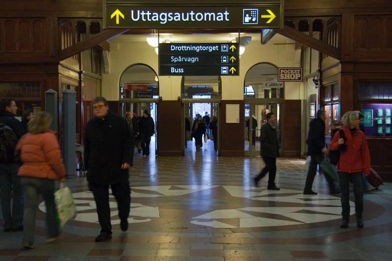 081110_8314.jpg - Då kan det vara skönt att komma in i den ombonade stationsbyggnaden.