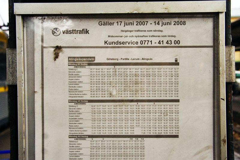 081110_8317.jpg - I väntan på avgång kan man studera tidtabellen för lokaltågen.