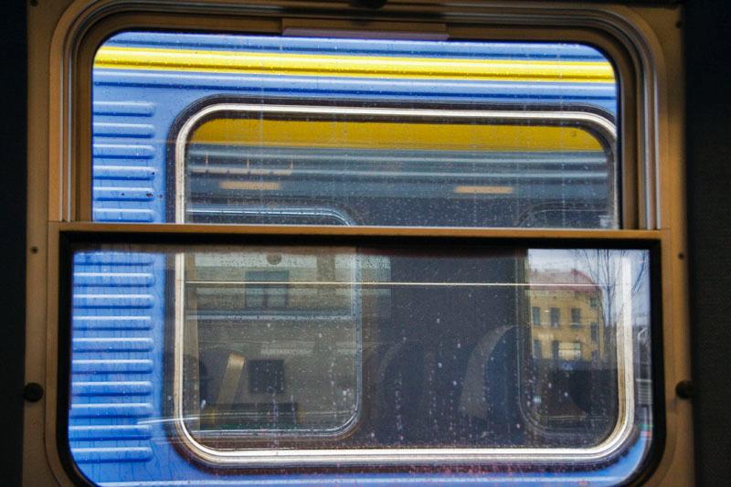 081110_8321.jpg - På andra sidan står ett Intercitytåg. Här skådar vi en förstaklassvagn.