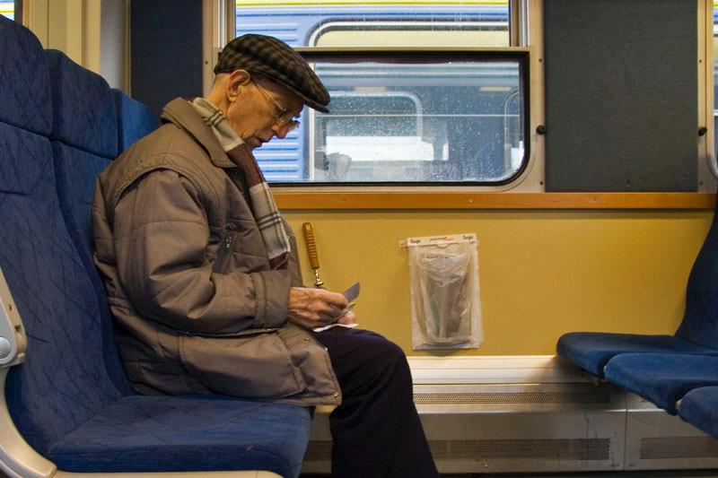 081110_8324.jpg - Det är roligt att titta på det myllrande folklivet inne i tåget.