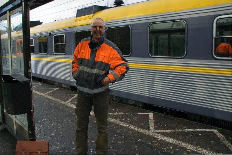 081110_8325.jpg - När jag stiger av på Sävenäs möter mig den här mannen som alltså är den hemliga resans mål. Jag hade fått hans telefonnummer uppskrivet på höger arm men det behövdes inte. Jag förstod ändå när jag såg honom. Man är inte dum inte ...
