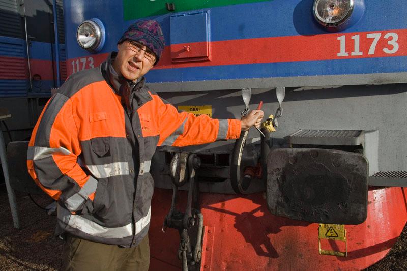 081110_8332.jpg - Och här kopplar man luften till bromsledningarna.