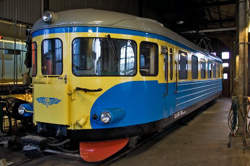 081110_8337.jpg - Inne i lokstallet stod denna granna elmotorvagn. De rojalistiska färgerna är egentligen färger som Säröbanans motorvagnar hade. Fast de var inte elektriska.