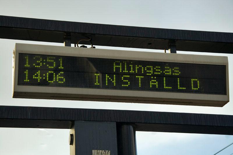 081110_8340.jpg - Efter ett fint studiebesök så var det dags att ta pendeltåget in till Göteborg igen. Trodde jag. Blåsten hade lyckats fälla träd över tråden så att det blev strömlöst.