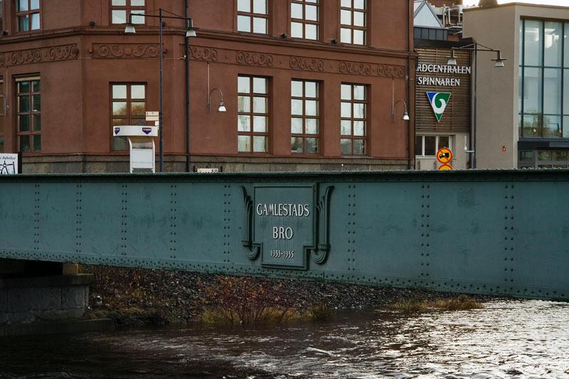 081110_8351.jpg - På väg till spårvagnen kan man studera denna bro som numera är ersatt av moderna betongbroar.