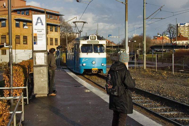 081110_8353.jpg - Oj där kommer spårvagnen som ska ta mig in till staden,
