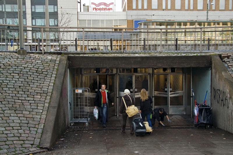 081110_8356.jpg - I Göteborg finns det praktiska tunnlar så att man inte behöver korsa de livligt trafikerade vägarna.