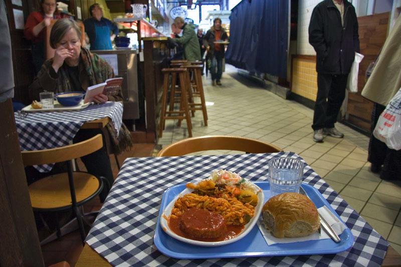 081110_8358.jpg - Jag går till Saluhallen och äter en god grekisk rätt för endast 50 kronor.Jag kan rekommendera att gå hit och äta.