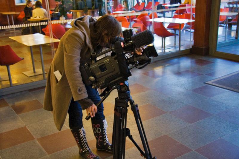 081110_8360.jpg - Tillbaka till stationen så ser jag en TV-fotograf som filmar runt dagens trafikstörningar.